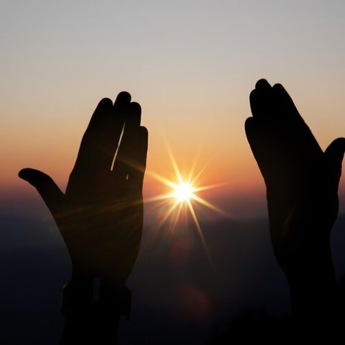fe-de-cristao-concept-espiritual-oracao-maos-sobre-sol-brilho_1150-9112